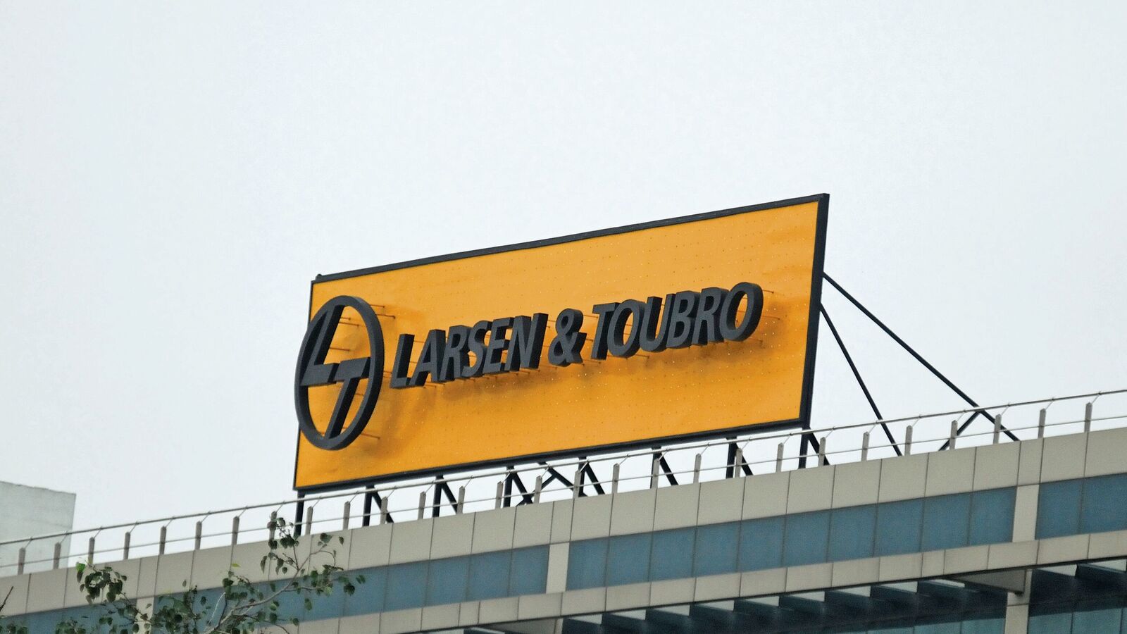 LT share price profit 4% to the Q1 results: Should you buy or sell the stock? | Einsmark news