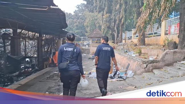 Puslabfor Barekrim checks the location of Taman Puring Market Fire
