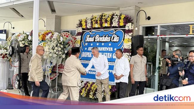 Prabowo mourns Kian Gie Gie’s Funeral Home at Sentosa Rspad