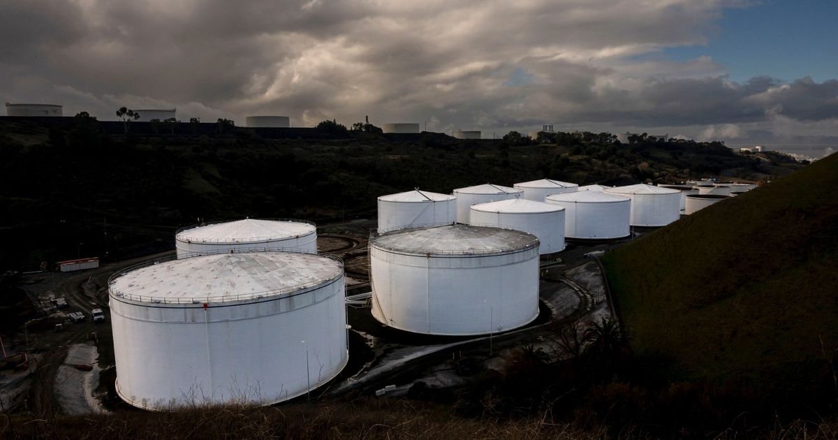Oil prices are rising amid anticipation to progress in commercial conversations