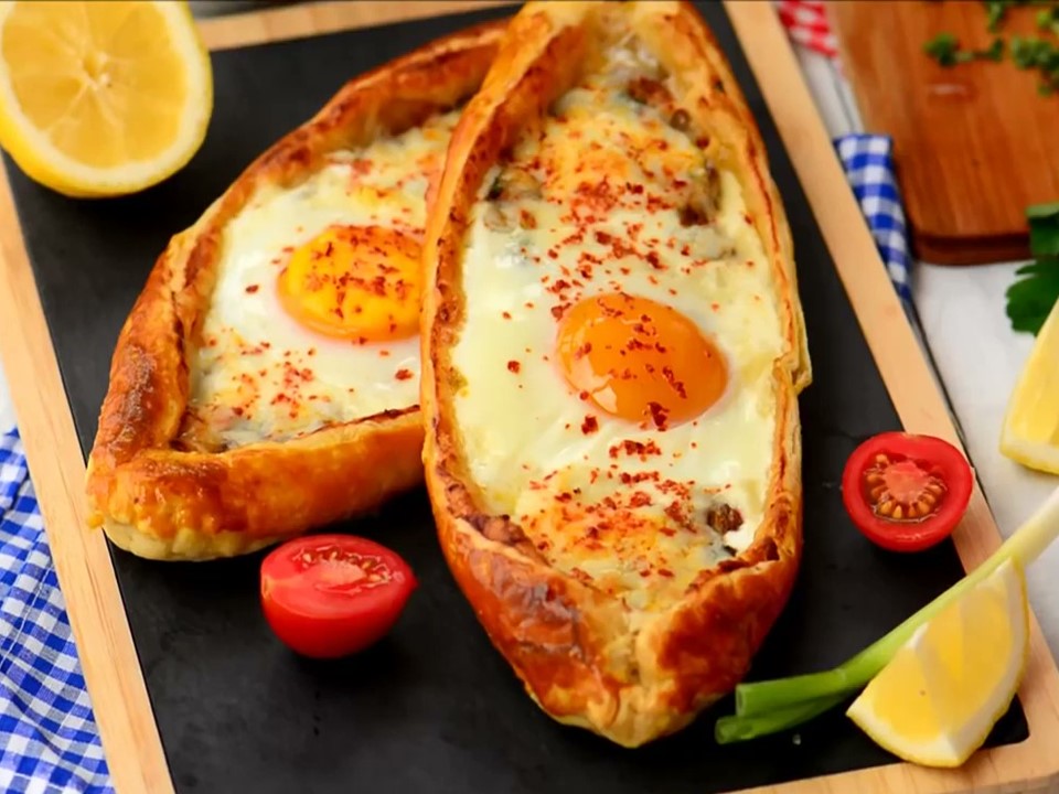 منقوشة اللحم بالبيض بالعجين المورق