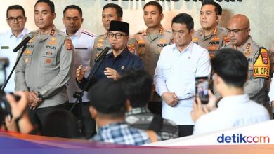 Mendes Yandri awarded the Banten Police Chief and the Chief of Police of Sidoarjo