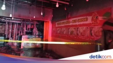 Kiosk in depok caught fire, 2 people are believed to be smoking poisoning after being trapped