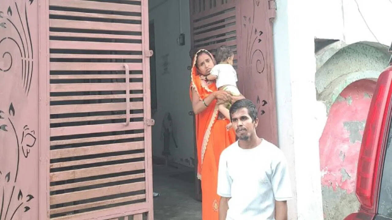 If the loan was not refunded, the bankers took the woman away, the man carried for hours