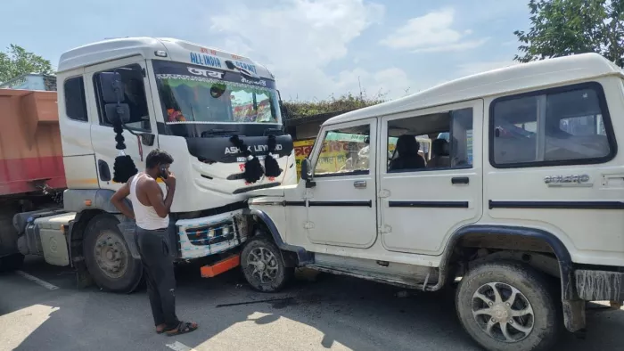 Up News: Bolero and truck filled with students in Maharajganj, seven injured; The accident occurred near Gangi Police Post -Maharajganj school children injured in Bolero truck collision