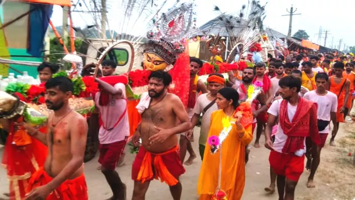 Kanwar of 10 lakh silver, Kanwaria of Patna … Abhinas-Manoram Chhata from Ajgavinathdham to Babadham; Shiva’s residence in Rome -Rome – Kanwar Yatra, Shravani Mela 2025 Last News: Dedicated with Silver made Kanwar Work Rs 10 Lakh goes to Babadham Doognh