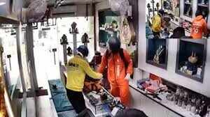 Two cyclists have looted millions of jewelery at Jewelery Shop in Broad Daylight in Ghaziabad, and looted millions of jewelery