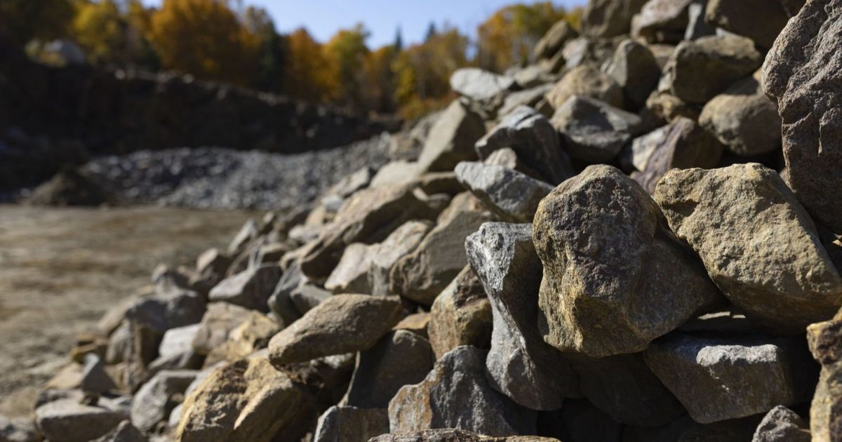 Why did the graphite move to the trade fight between America and China?