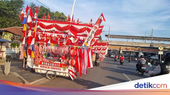 Before the 80th anniversary of the Republic of Indonesia, the red and white flag seller began to bump into mataman