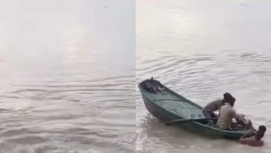 Even after he refused, the boy went to bathe in Ganga Ji, when he started drowning, people arrived in the boat, first saved and then cried!