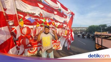 The story of a flag dealer in Matraman -East -jakarta could order 100 meters