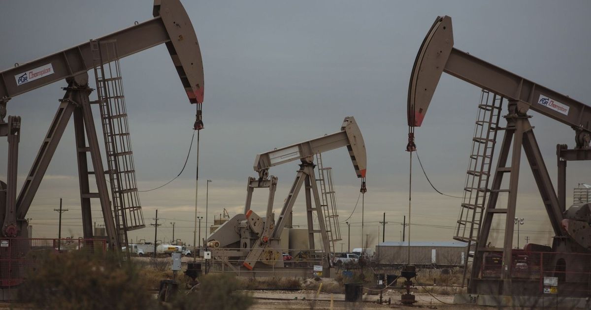 Oil prices stabilize amid the high US supplies and restrictions on the crude of Iran