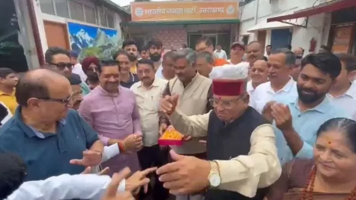 BJP celebrated the victory in the Panchayat election, if there were many fireworks in the state office, then the workers swung to the beat of drums -BJP four Panchayat election victory in Dehradun