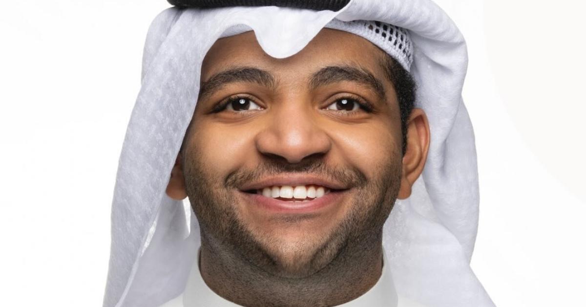 خالد المظفر يتعرض لجلطة أثناء عرض ملك المسرح والجمهور يدعو له بالشفاء
