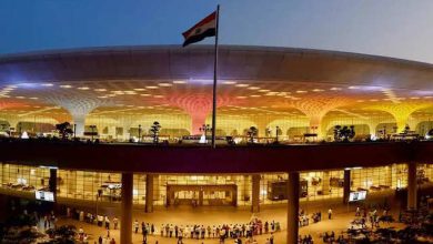 Smelling at mumbai airport, made problems, four passengers arrested