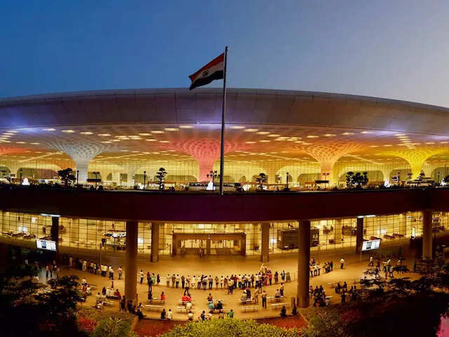 Smelling at mumbai airport, made problems, four passengers arrested