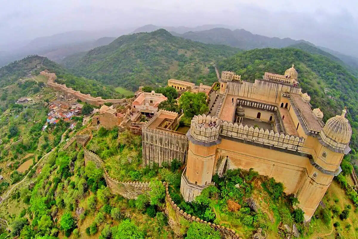 36 km long wall and fort with 360 temples! Know the things that are related to Kumbhalgarh in the video that will draw you here