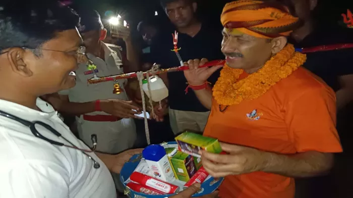 Manoj Tiwari MP: Kanwar on the shoulder, Sanatani flag in hand … Manoj Tiwari, who is included in the worship of baby Baidyanath -Bihar News Hindi: Bhojpuri singer Actor Manoj Tiwari MP has reached Banka today whose Hindi Newhar goes.