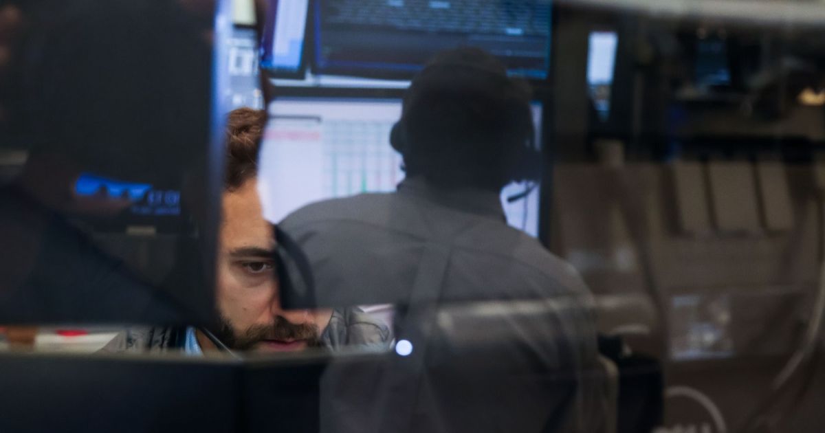 Poor employment data breaks the calm of US stocks