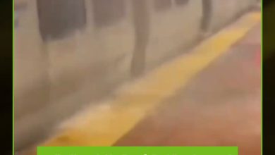 مياه الأمطار الغزيرة تغمر قطارات المترو بعد أن أعلنت نيويورك ونيوجيرسي بالولايات المتحدة…