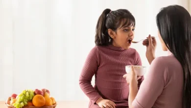 كيف تتأكدين أن طفلك يحصل على الحديد والكالسيوم الكافي؟