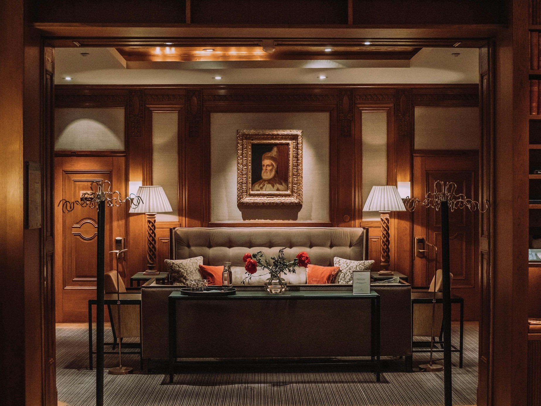 How can you set up stylish lounge at home?