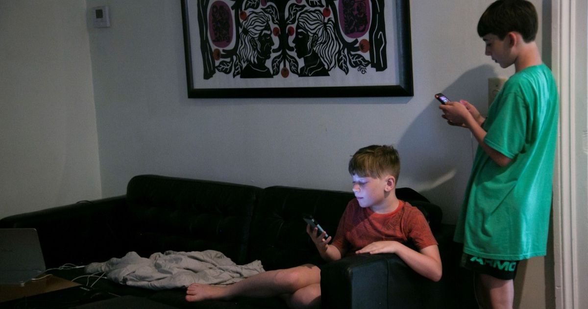 Children’s use of smartphones at an early age “hurts” their mental health