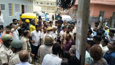 People surrounded the team that cut the electricity connection into Bikaner, saw in the footage, the police force was deployed, the police force deployed