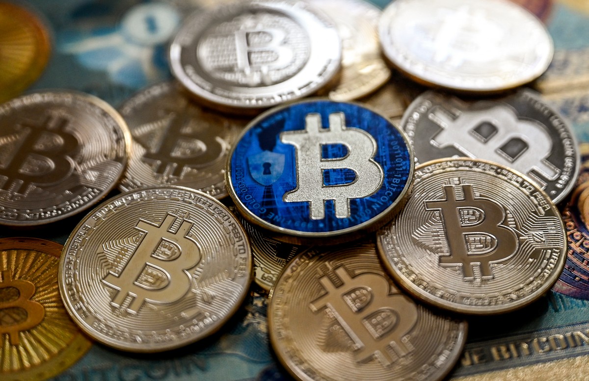 «بتكوين» ترتفع مع استعداد ترامب لتوقيع أمر يسمح بإدراج العملات المشفّرة ضمن خطط التقاعد 401(k)
