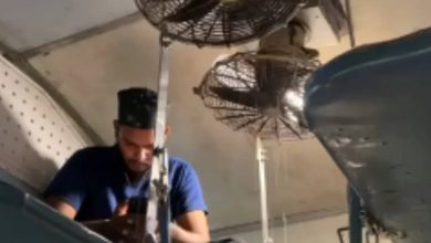 Water started dripping in Express Train Bogie at the Jhansi train station, chaos in passengers