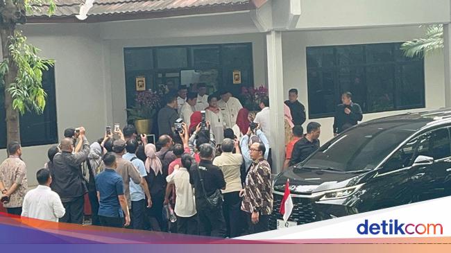 Accompanied by Pramono, Megawati visited the South Jakarta Leading Park