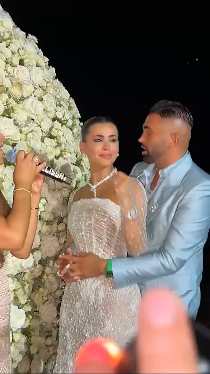 وأنا جنبك شايفة منك حاجة من ريحة أبويا. بكاء يومي خلال أداء إليسا لأغنية حالة حب