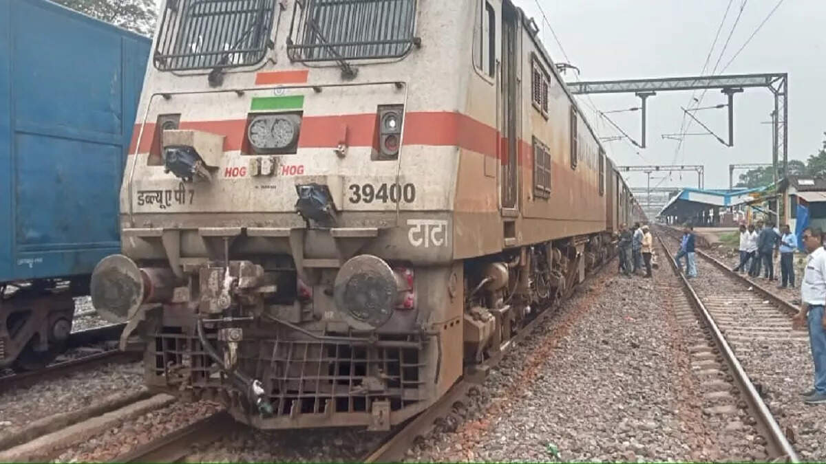 Duronto Express -engine damaged, collided with a piece of trace