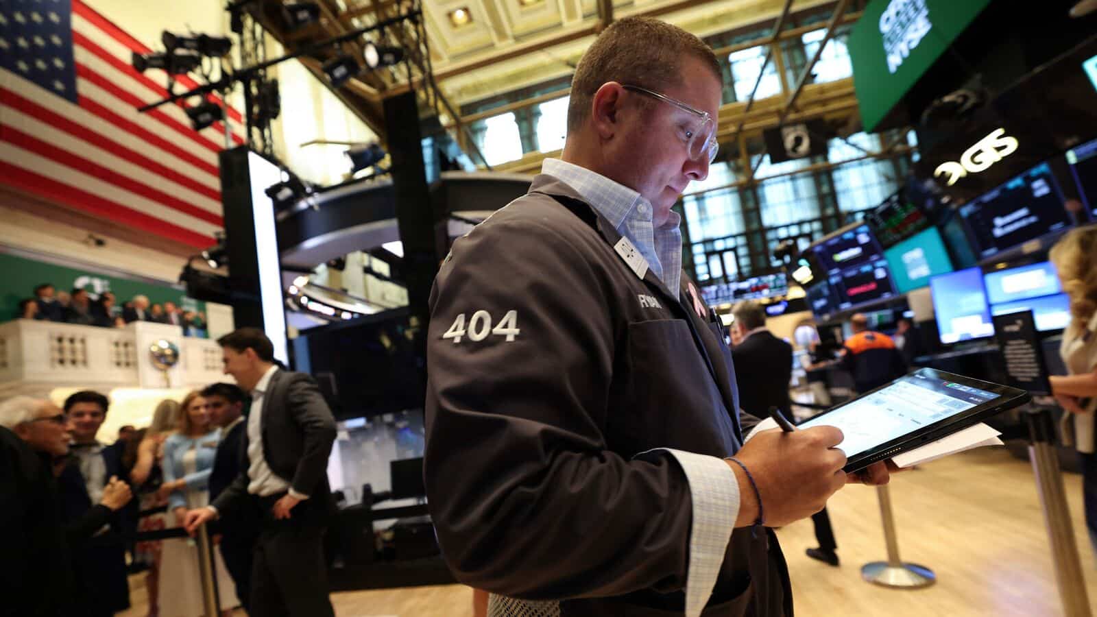 Wall Street Live: S&P 500, Dow Jones, Nasdaq Rise on the Hope of the Dovish Fed board