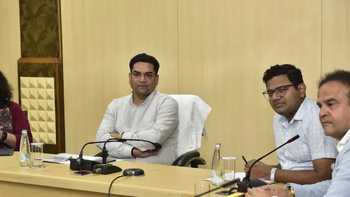 Swing dogs and cows will no longer be seen on the street in Delhi, but Minister Kapil Mishra held a meeting at a high level -the city of New -Nieu -delhi that addresses stray animals with new policies