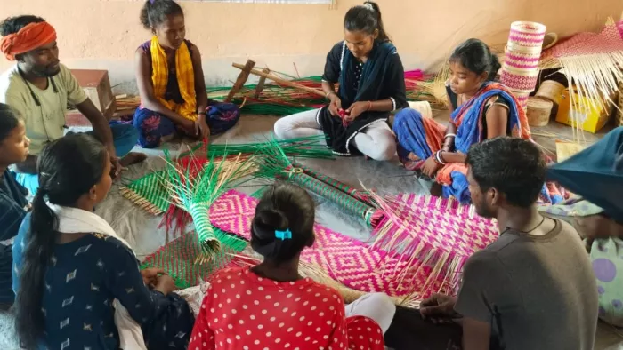Dhanbad News: Tribal is rich due to the production of bamboo things, the question is done across the country