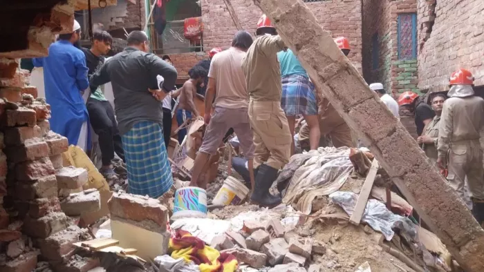 Hari Nagar building collapsed: The building fell in Harinagar, Delhi, two fire trucks for relief and rescue