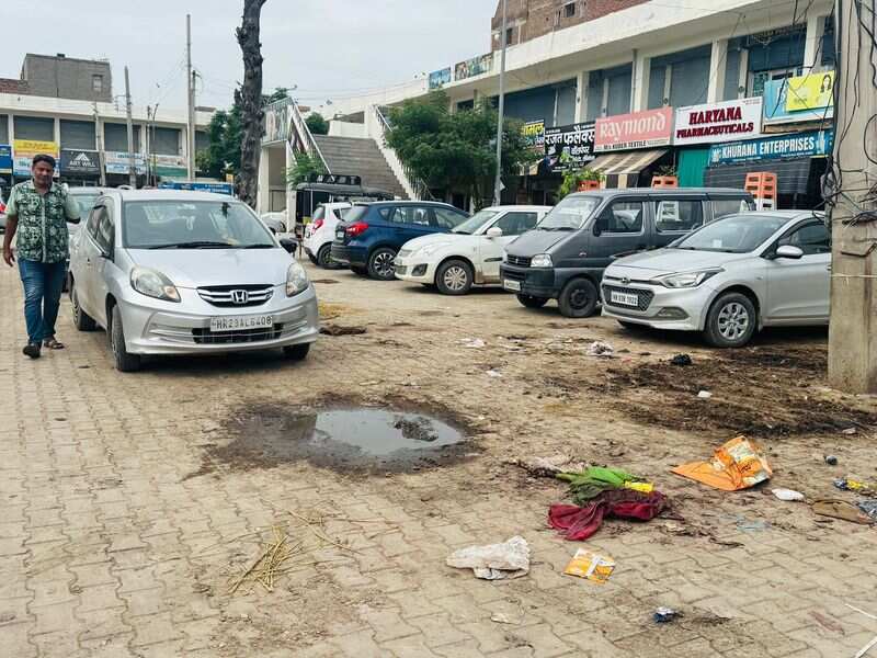 Shop owners of Sirsa accused of cheating on the trade tower project has demanded intervention from Minister