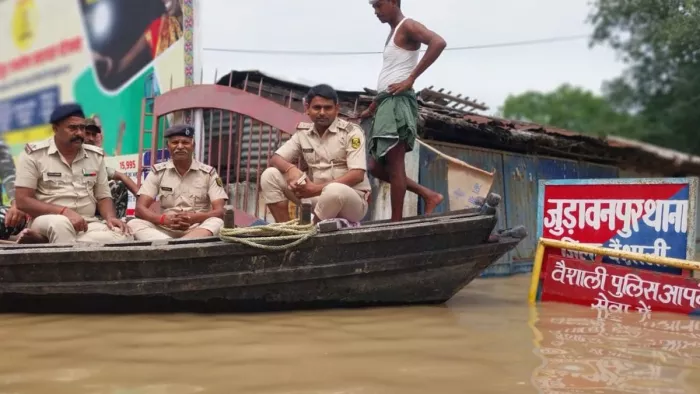 Vaishali News: Boat running on the street in Raghopur, cut life into darkness; People deprive facilities – Raghopur flood crisis power failures and network problems in Vaishali