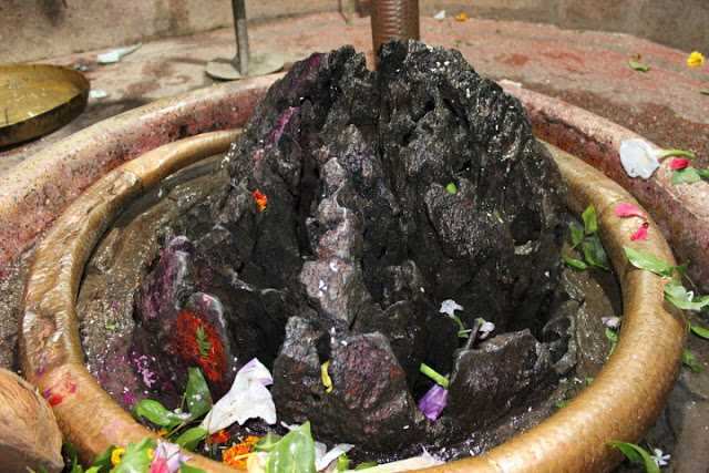 Here is a shivalinga with one lakh -holes, the relationship is linked to patal lure