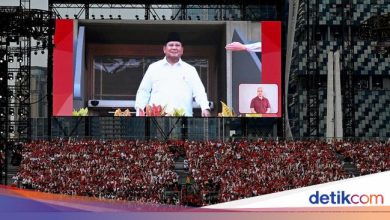 Prabowo attended the Singapore National Day Parade, greeted by the audience