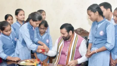 Haryana: On the wrist of CM Naib tied up schoolgirls with affection, discussion on teaching and future plans – schoolgirls tied a thread of love to the wind