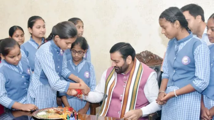 Haryana: On the wrist of CM Naib tied up schoolgirls with affection, discussion on teaching and future plans – schoolgirls tied a thread of love to the wind