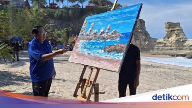 See Sby’s actions using finger painting techniques to capture the beach in Pacitan