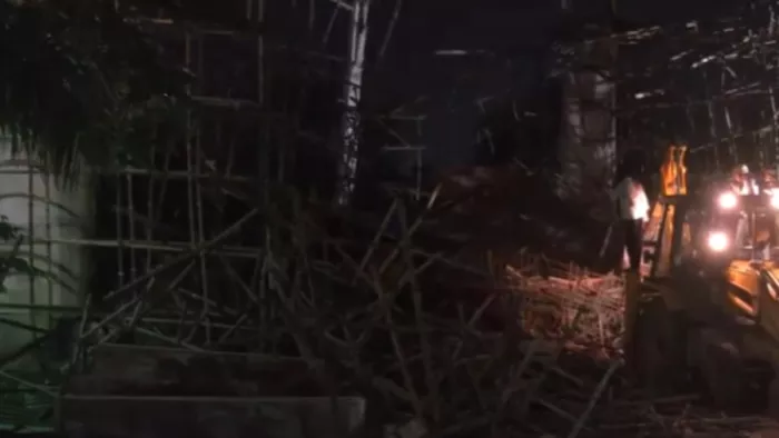 Maharashtra: A major accident in Nagpur, under the construction gate, fell on the Koradi Devi Temple Route; 15 people injured -Nagpur under Construction -Gate collapse workers trapped NDRF rescue