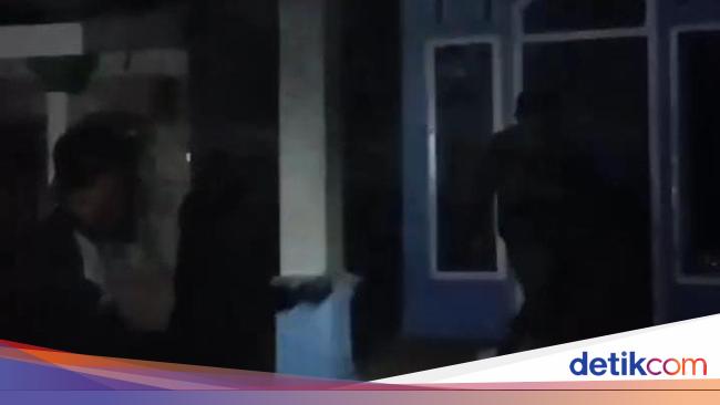 The house of a suspected 7 -year -old boy in Pasuruan was damaged by residents