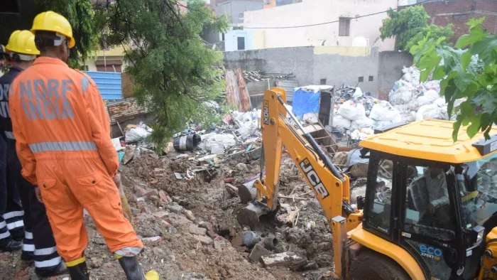 The continued undertaking to establish slums on private property in Delhi flew the government rules – Jaitpur Wall Collopse illegal slums that thrive on private property in Delhi