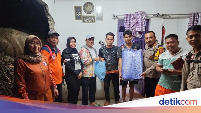 Bogor police station struggled to help residents affected by flooding due to overflowing times