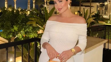 نسقي الأكسسوارات باللون الأصفر في صيف 2025 بأسلوب النجمات