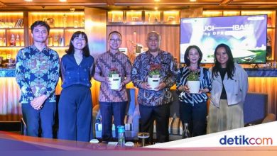 Eddy Soparno discussed the issue of climate change in the youth dialogue